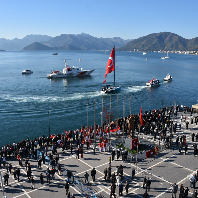 Atatürk'ün Marmaris'e gelişinin 91'inci yıl dönümü muharip uçakların geçişi...