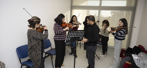 Mersin Büyükşehir Belediyesinin ücretsiz enstrüman kurslarına yoğun ilgi