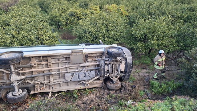 Öğrenci servisi narenciye bahçesine uçtu: 9 yaralı