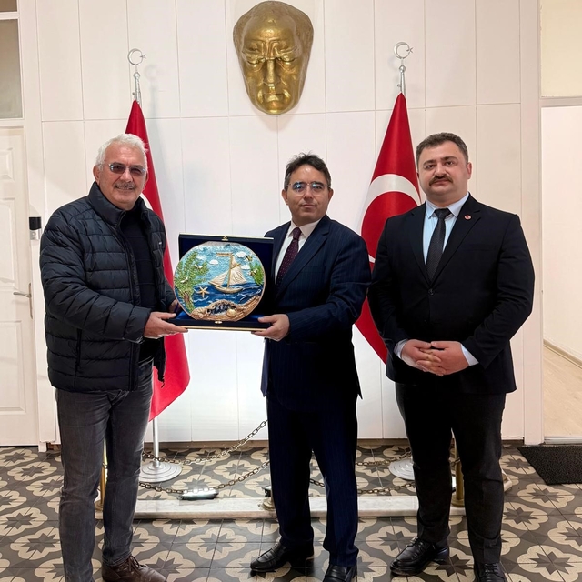 Marmaris'te 44 yıldır doğa için emek veren çevreciye, Kaymakam Kaya'dan tak...