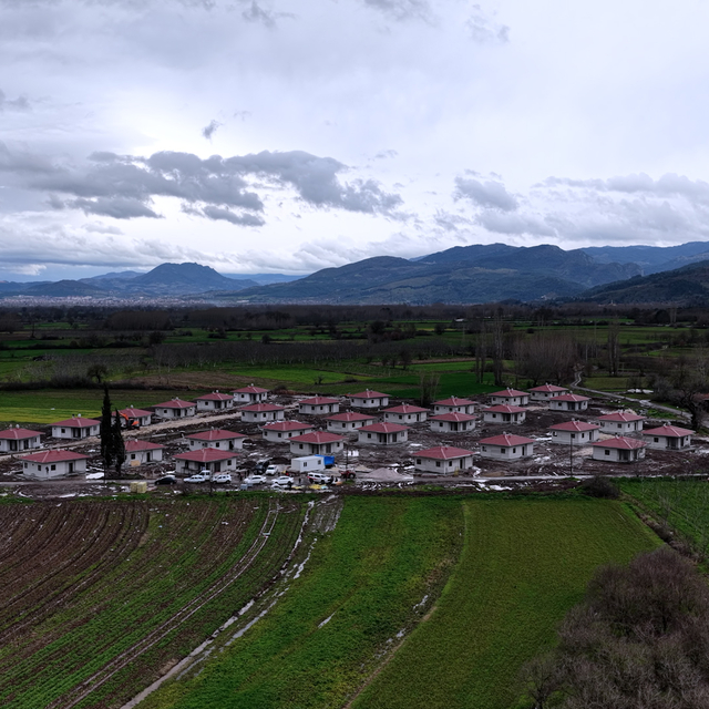 Bakan Kurum, Sındırgı'daki afet konutları ile hak sahibi vatandaşların görü...