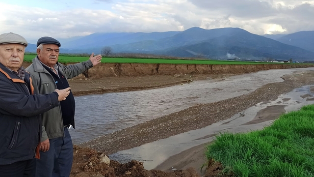 Ödemiş'te baraj tahliye suyu sel oldu, geçtiği tarlaları küçülttü