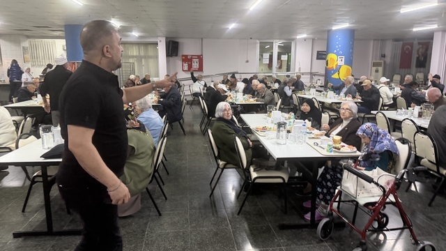 Bursa'da duygulandıran iftar
Fenomen ciğerci Ali Koçak'tan huzurevlerine 6 yıldır kesintisiz iftar