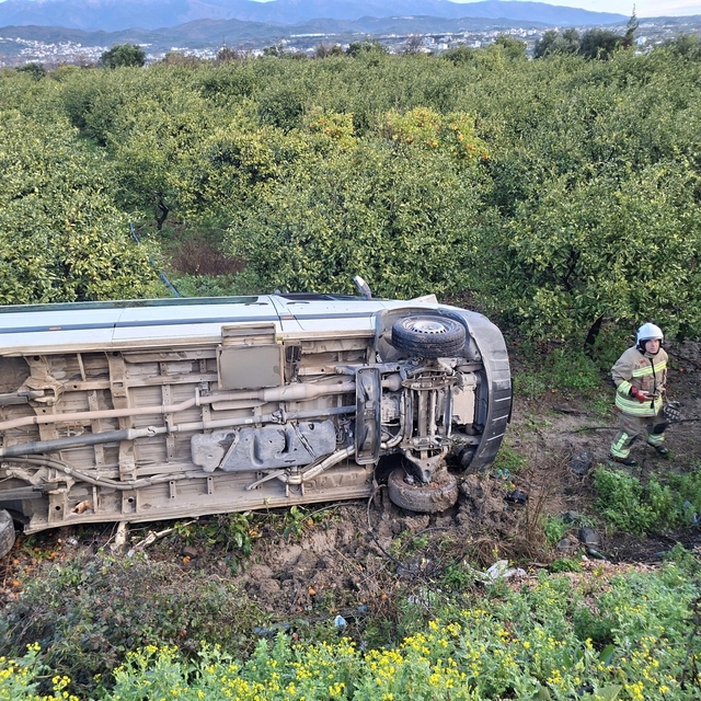 Öğrenci servisi narenciye bahçesine uçtu: 9 yaralı