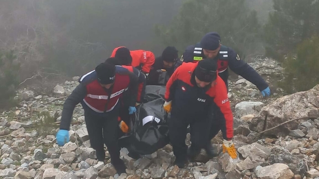 Uçurumda bulunan cesetle ilgili eşi ve oğlu dahil 9 gözaltı