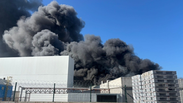 Oyuncak fabrikasında çıkan yangın korkuttu Yangına ekiplerin müdahalesi devam ediyor