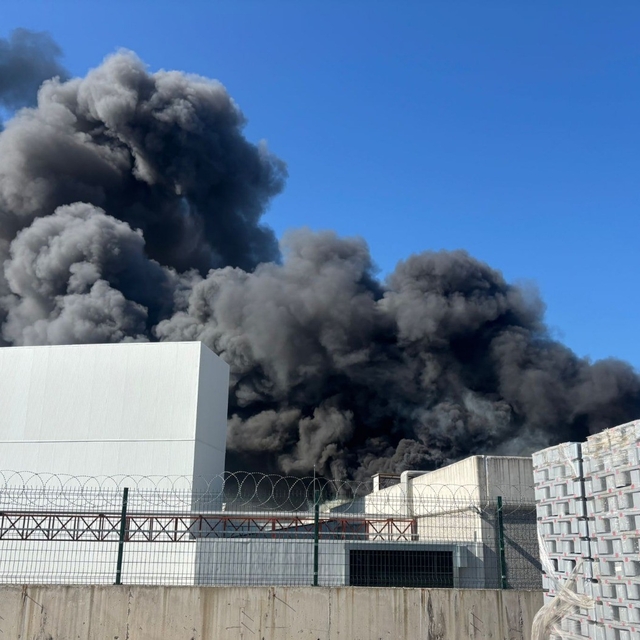 Oyuncak fabrikasında çıkan yangın korkuttu
Yangına ekiplerin müdahalesi dev...