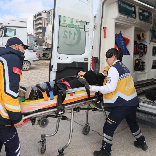 Ters yöne giren kamyonet, öğrenci servisine çarptı: 9 yaralı