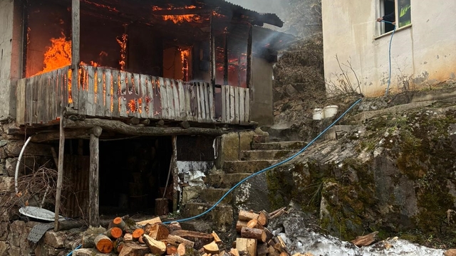 Artvin'de cami lojmanında yangın