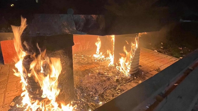 Kahta'da parktaki bank ateşe verildi