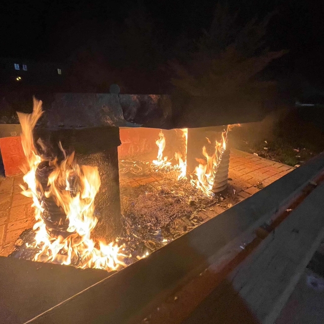 Kahta'da parktaki bank ateşe verildi