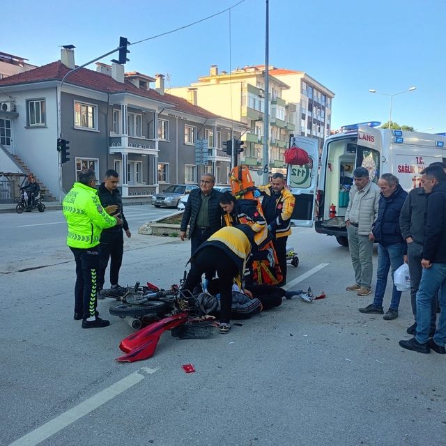 Burdur'da motosiklet ile otomobil çarpıştı: 1 yaralı