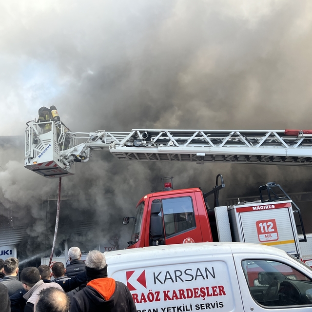 İzmir 6. Sanayi'de yedek parça dükkanında yangın