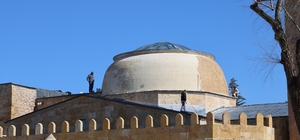 Tarihi Cacabey Medresesi'nde su sızıntısına müdahale edildi