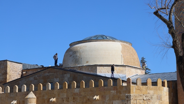 Tarihi Cacabey Medresesi'nde su sızıntısına müdahale edildi