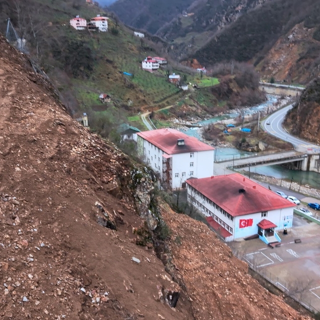 Heyelan tehdidine karşı okul koruma altına alındı