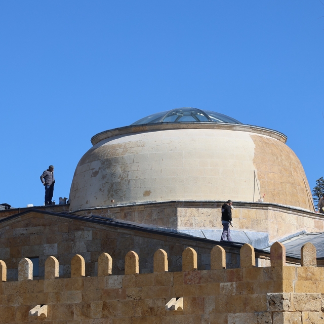 Tarihi Cacabey Medresesi'nde su sızıntısına müdahale edildi