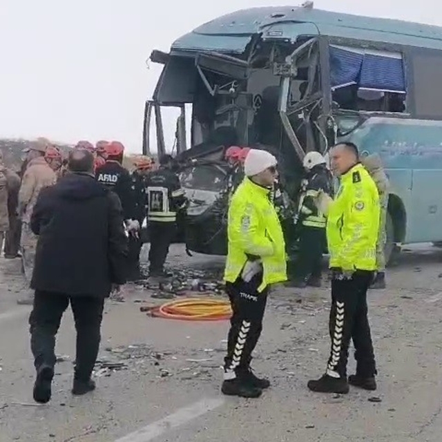 İran plakalı yolcu otobüsü tıra arkadan çarptı; 1 ölü, 10 yaralı