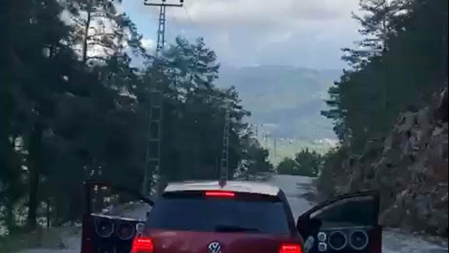 Kapıları açık ilerleyen otomobilin 15 yaşındaki sürücüsüne 60 bin lira ceza