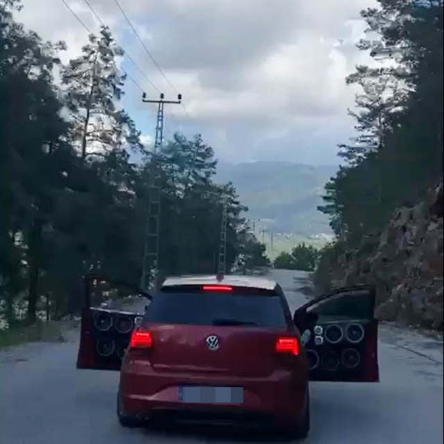 Kapıları açık ilerleyen otomobilin 15 yaşındaki sürücüsüne 60 bin lira ceza