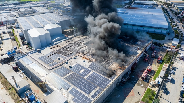 Oyuncak fabrikasındaki yangın dronla görüntülendi
