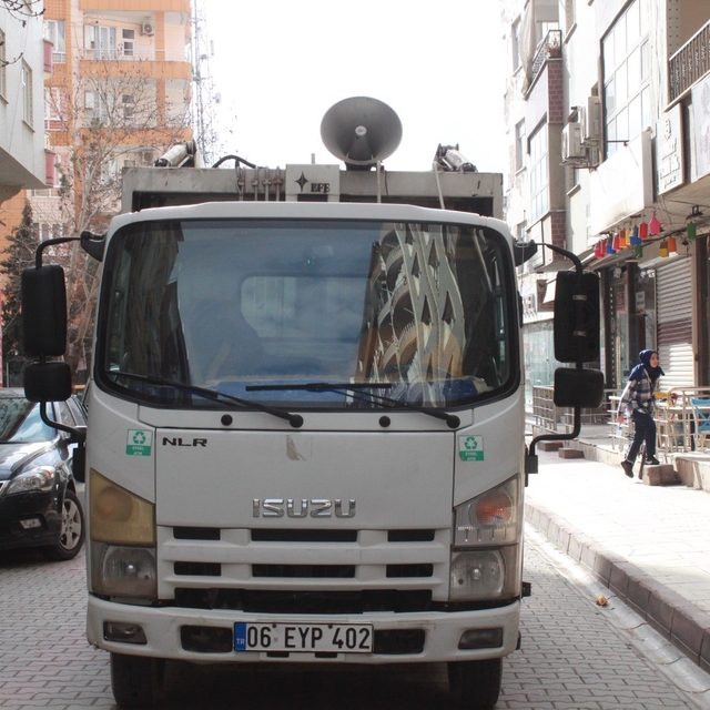 Siirt'te müziği duyan çöpünü çıkartıyor