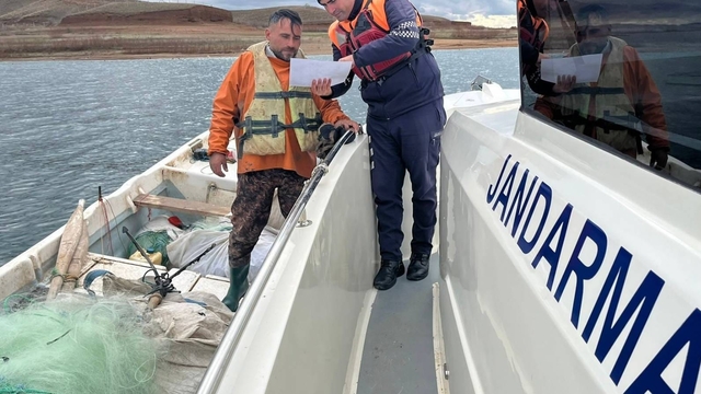 Kırşehir'de jandarma ekipleri Hirfanlı Barajı'nda denetim yaptı