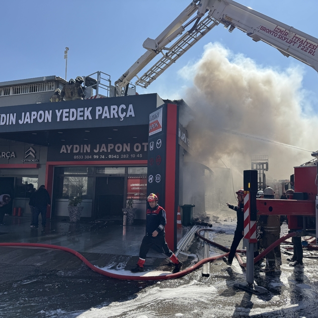 İzmir'de yedek parça dükkanında çıkıp 2 iş yerine sıçrayan yangın kontrol a...