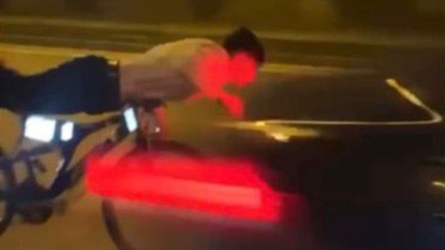 İpekyolu'nda bisikletle tehlikeli hareketler ölüm getirdi
Üzerine uzandığı bisikletle seyreden 18 yaşındaki genç, önündeki otomobile çarparak hayatını kaybetti