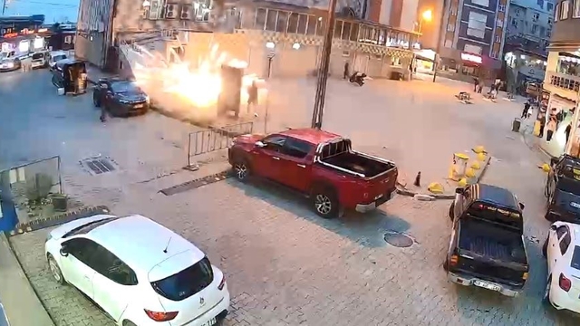 Artvin'de cami önünde atılan havai fişekler korku ve paniğe neden oldu