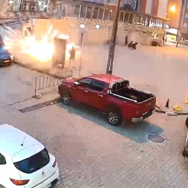 Artvin'de cami önünde atılan havai fişekler korku ve paniğe neden oldu