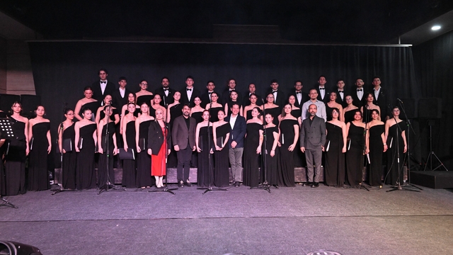 Çok sesli gençlik ve çocuk korosu sanatseverlerle buluştu