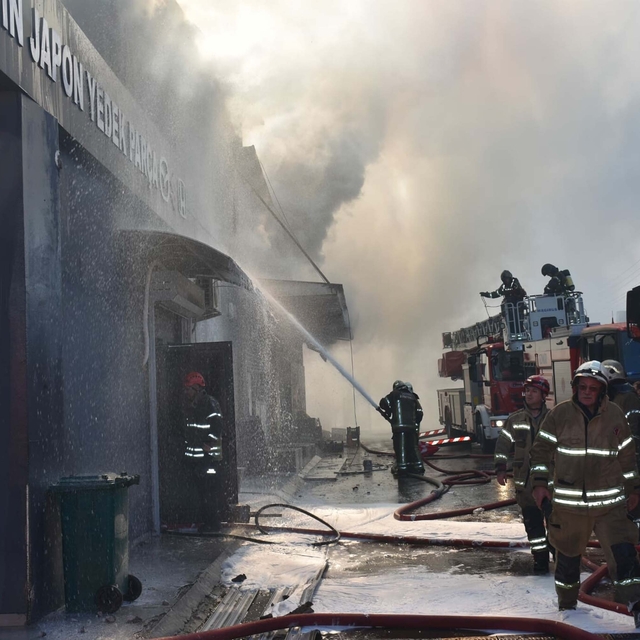 İzmir'de otomobil yedek parça dükkanında yangın (2)