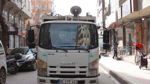 Siirt'te müziği duyan çöpünü çıkartıyor