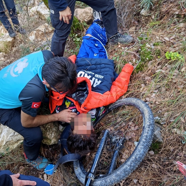 Bisiklet sürücüsü 10 metrelik şarampole yuvarlandı
Şarampole uçarak yaralan...