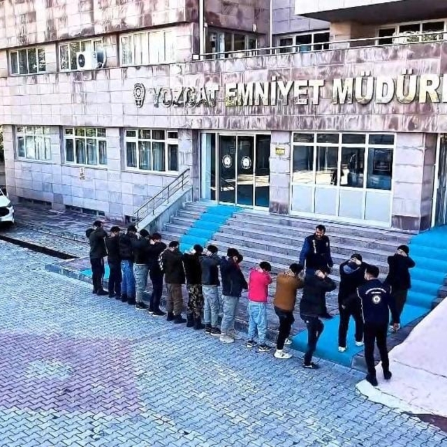 Göçmen kaçakçılığı şüphelisi 3 kişi savcılığa sevk edildi