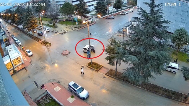 Motosikletin hafif ticari araca çarptığı kaza kamerada: 2 yaralı