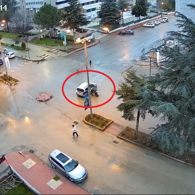 Motosikletin hafif ticari araca çarptığı kaza kamerada: 2 yaralı