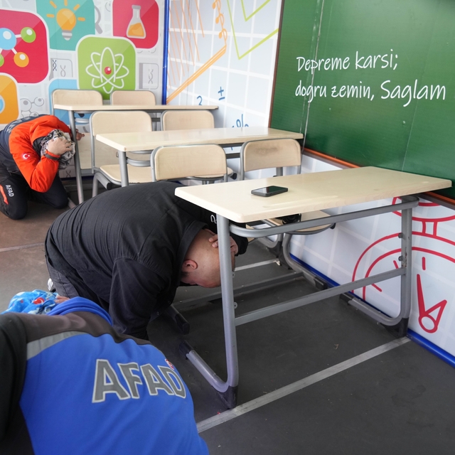 Deprem Simülasyon Tırı Samsun'da eğitimlere başladı
AFAD'ın simülasyon tırı...