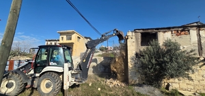 Mersin'de çökme riski taşıyan metruk bina yıkıldı