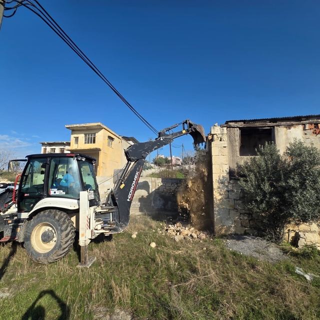 Mersin'de çökme riski taşıyan metruk bina yıkıldı