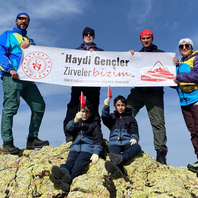 Kırşehir'de dağcılar Davullu zirvesine tırmandı