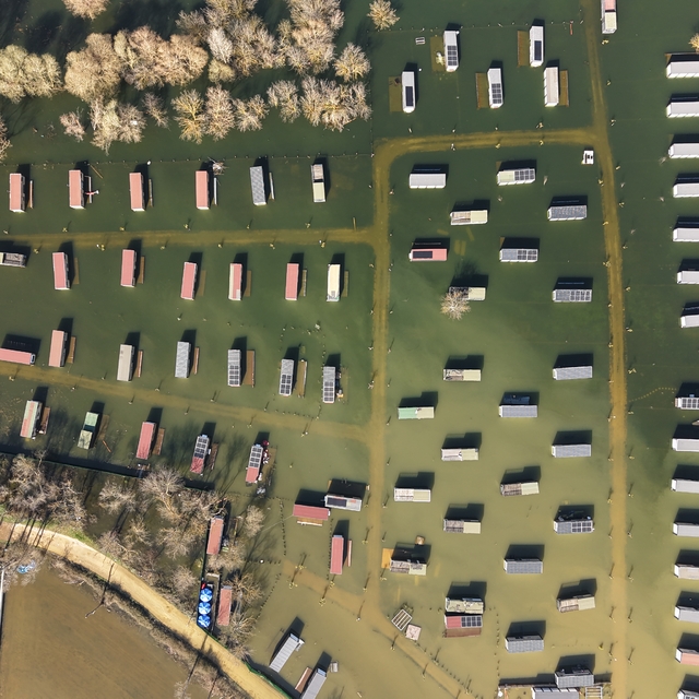 Uluabat Gölü çevresinde su altında kalan evler dronla görüntülendi