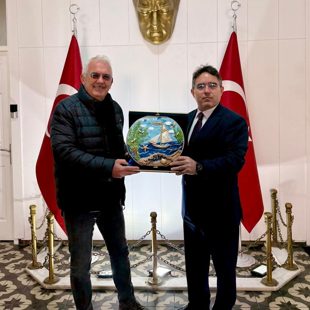 Marmaris Kaymakamı Kaya'dan çevre gönüllüsüne takdir belgesi