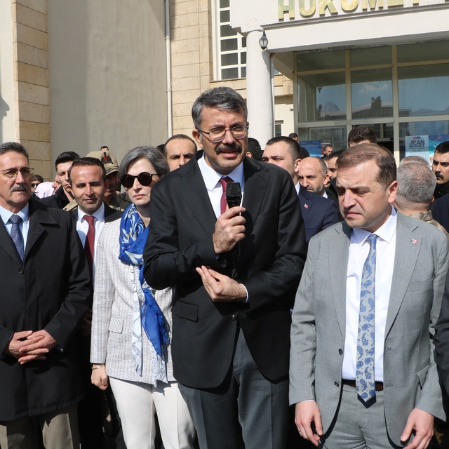 Bakan Yardımcılığına atanan Vali Çelik, Hakkari'ye veda etti