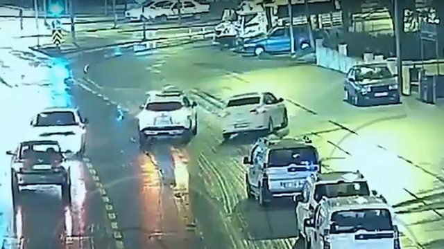 Kaldırıma çıkarak polisten kaçan aday sürücünün ehliyeti iptal edildi