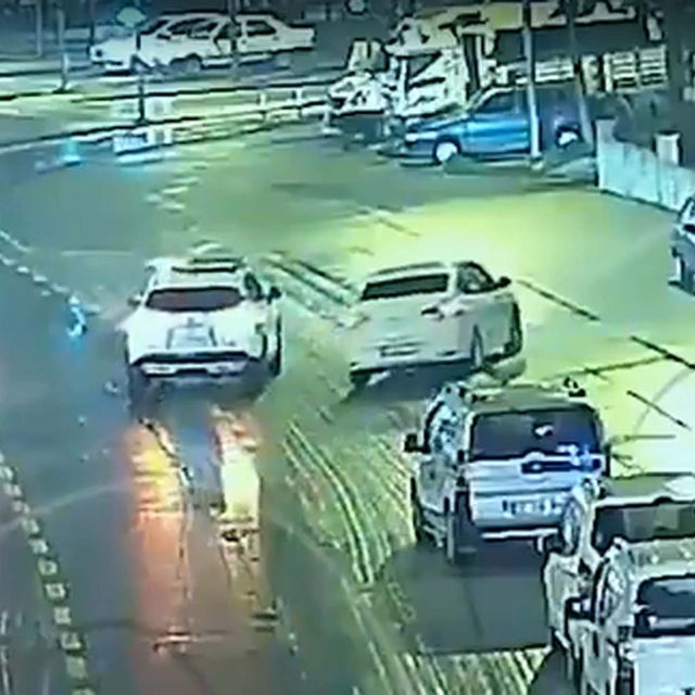 Kaldırıma çıkarak polisten kaçan aday sürücünün ehliyeti iptal edildi