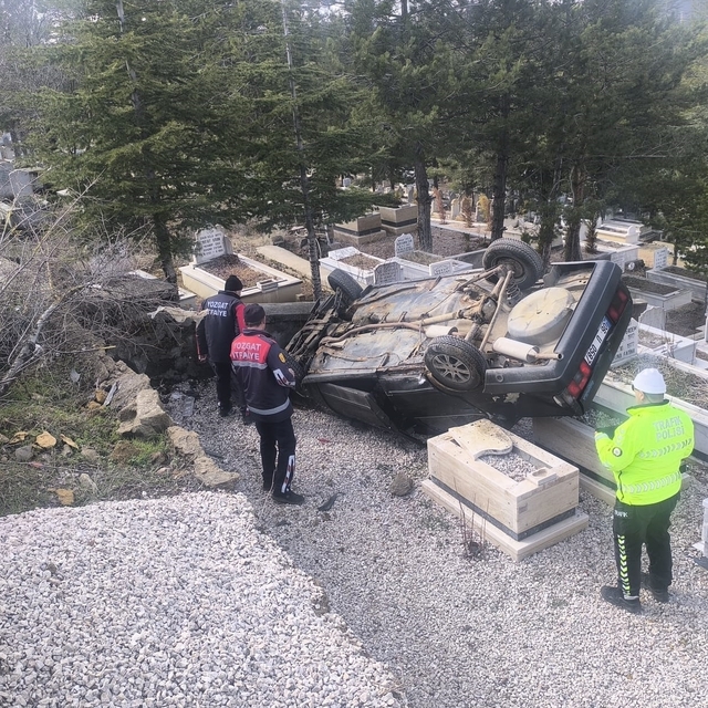 Yozgat'ta devrilen otomobildeki 2 kişi yaralandı