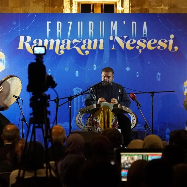 Yakutiye Medresesi'nde santurun zarif nağmeleri yankılandı