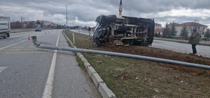 Çorum'da devrilen kamyonetteki 3 kişi küçük sıyrıklarla kurtuldu